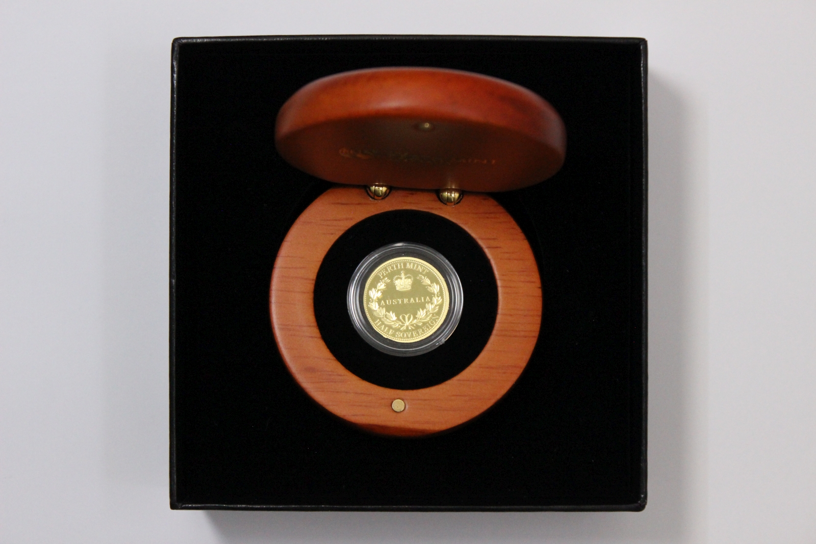 Australia 2016 Perth Mint Half Sovereign Gold Proof Coin w/ Original Packaging - Image 2